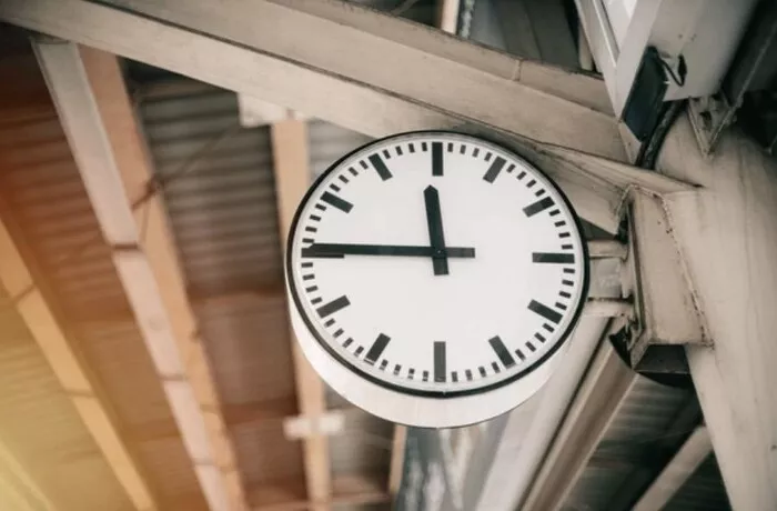 Jam Operasional Perbedaan KRL MRT dan LRT Blog GoPay.