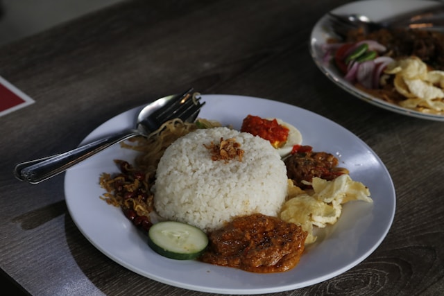 Pilih tempat jajan yang lebih murah