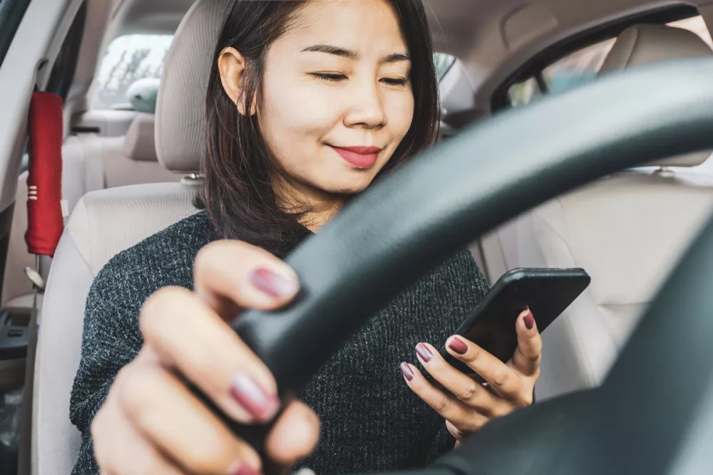 Scroll Media Sosial atau Update Story Aktivitas Saat Terjebak Macet Blog GoPay