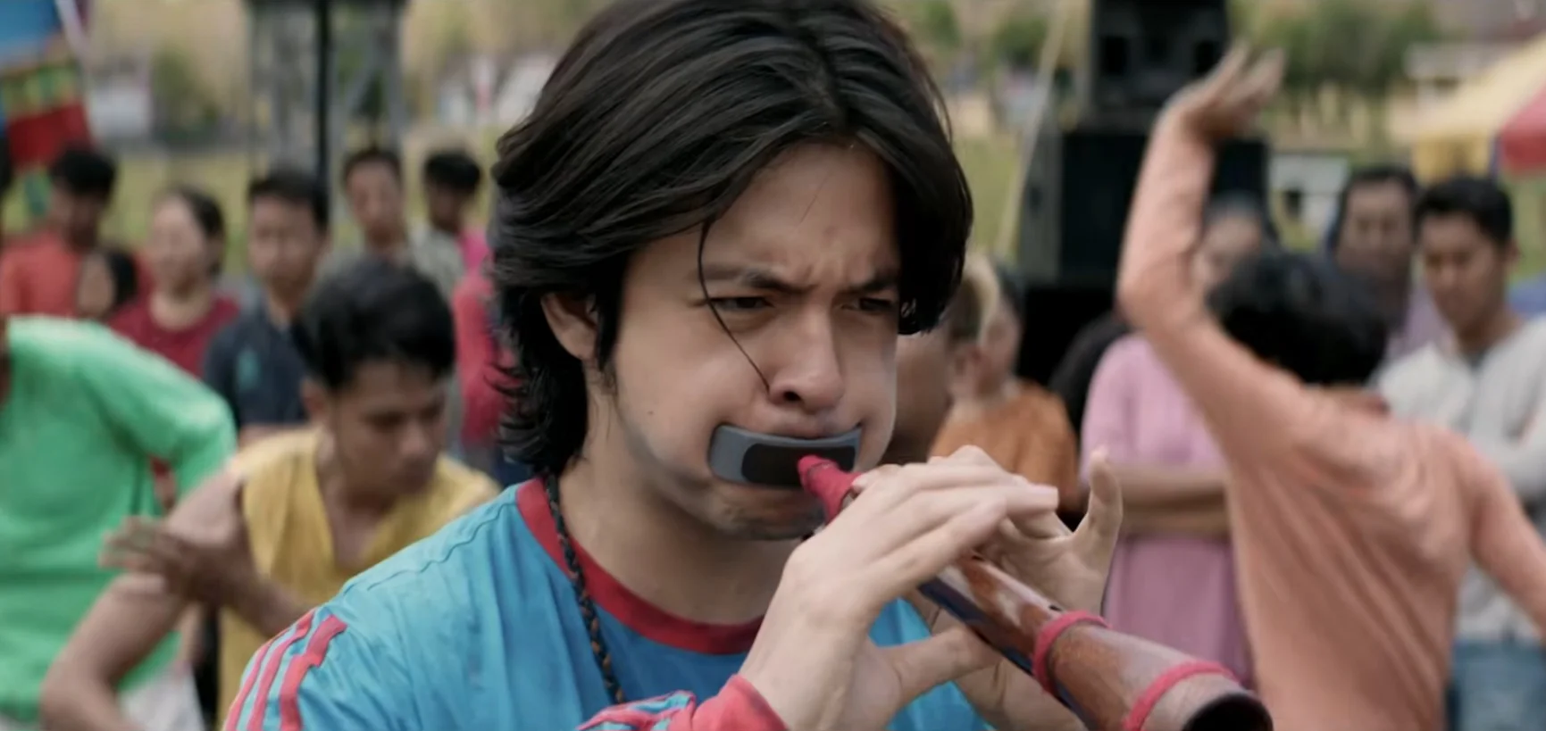 Totalitas Angga Jadi Lintah