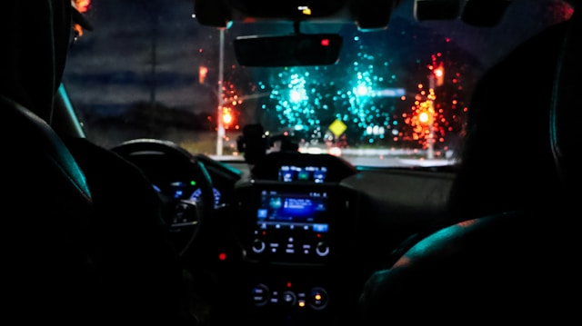 Nyalakan defroster untuk mengurangi embun