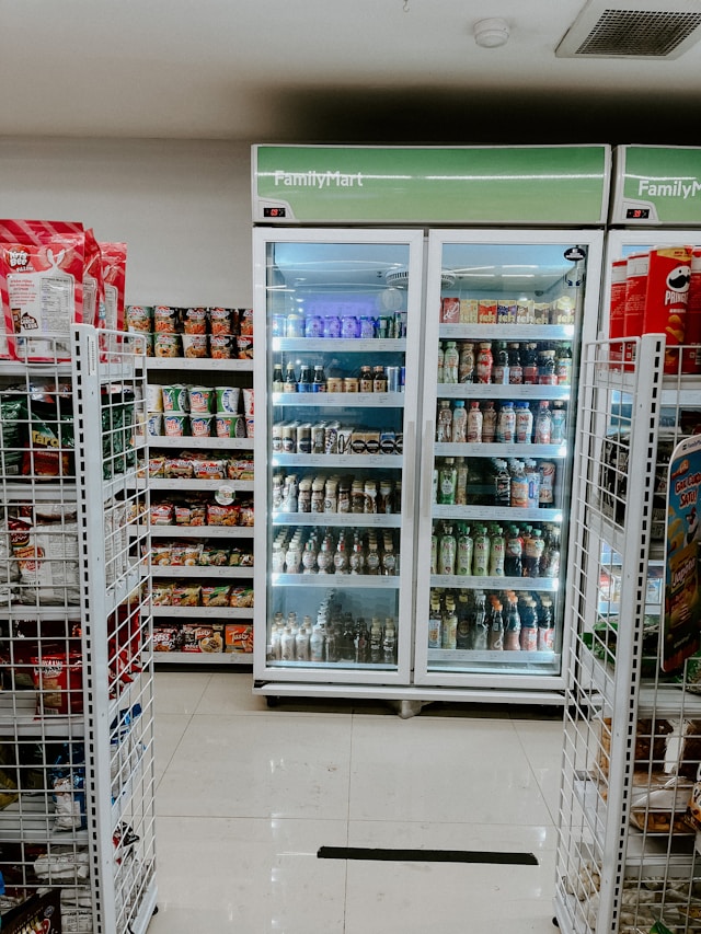 Jangan Lupa Beli Camilan dan Minuman