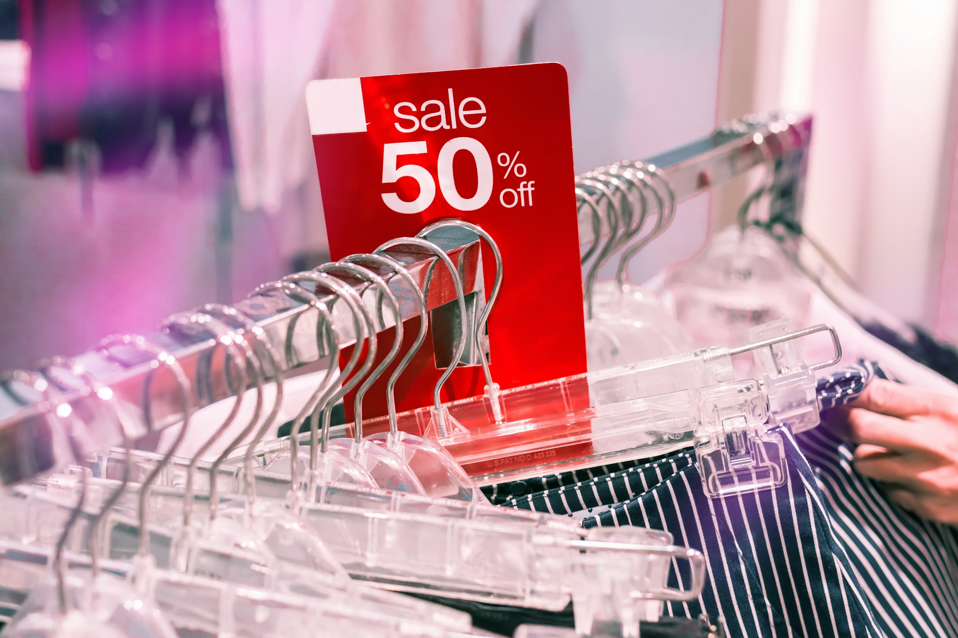 Pantau promo dan diskon untuk berhemat