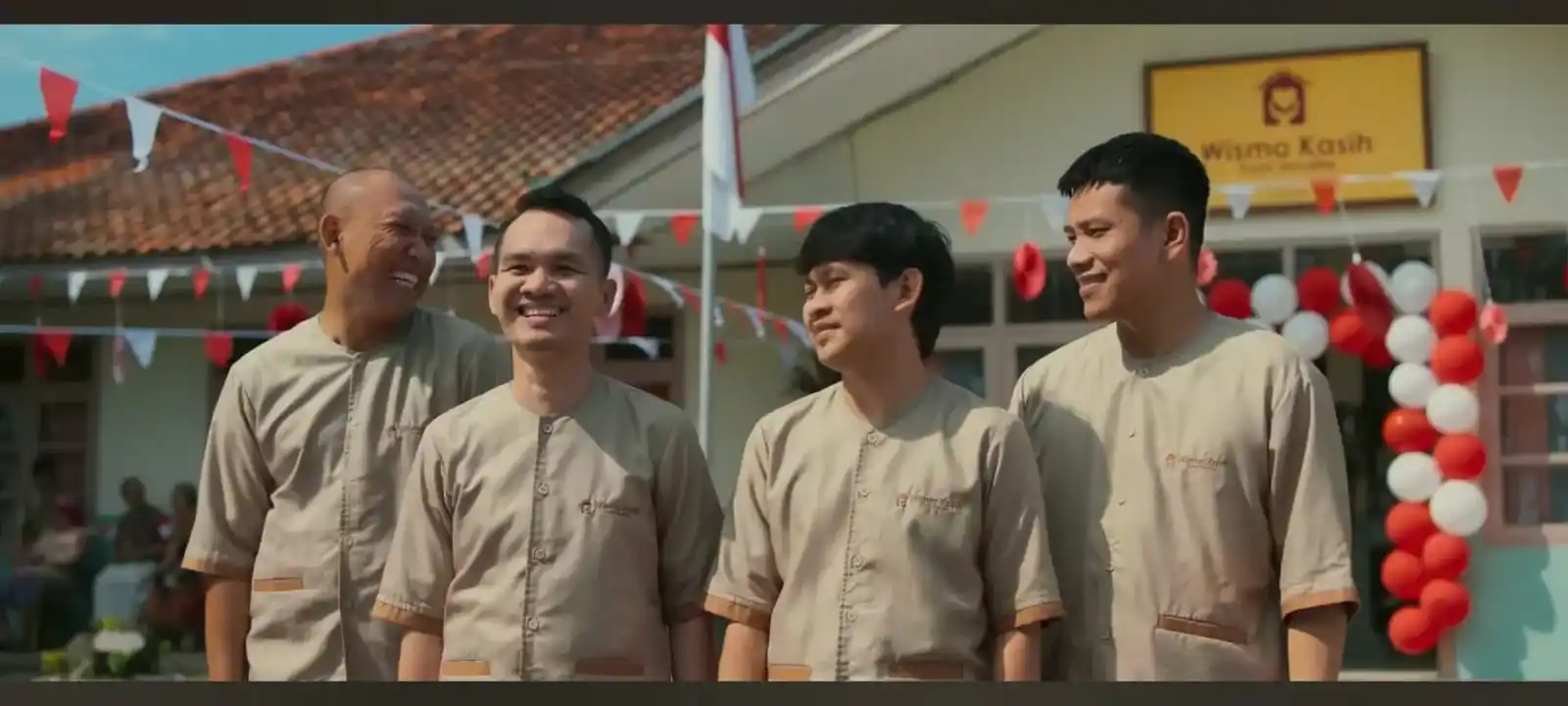 Panti Jompo Dijadikan Set Utama Fakta Menarik Agak Laen Menyala Pantiku Blog GoPay