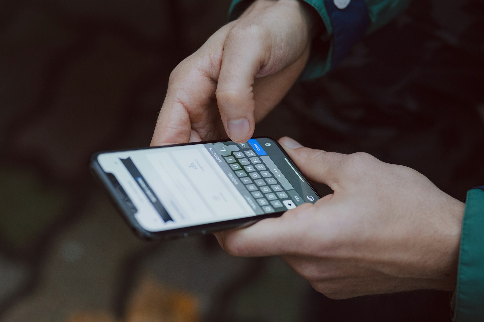 Laporkan kepada customer service resmi e-wallet