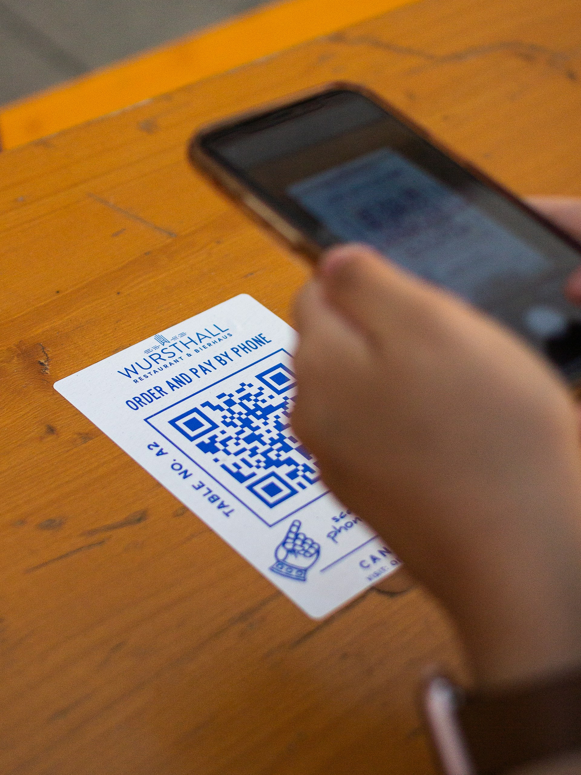 Etika Scan QRIS Sebelum Makanan Datang dalam Sistem Table Service