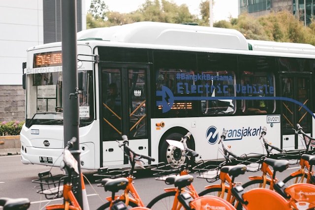 Jalan kaki atau naik transportasi umum ke kantor