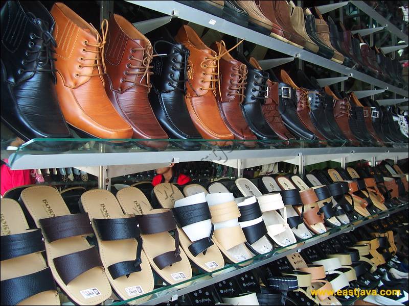 Sepatu khas Wedoro 