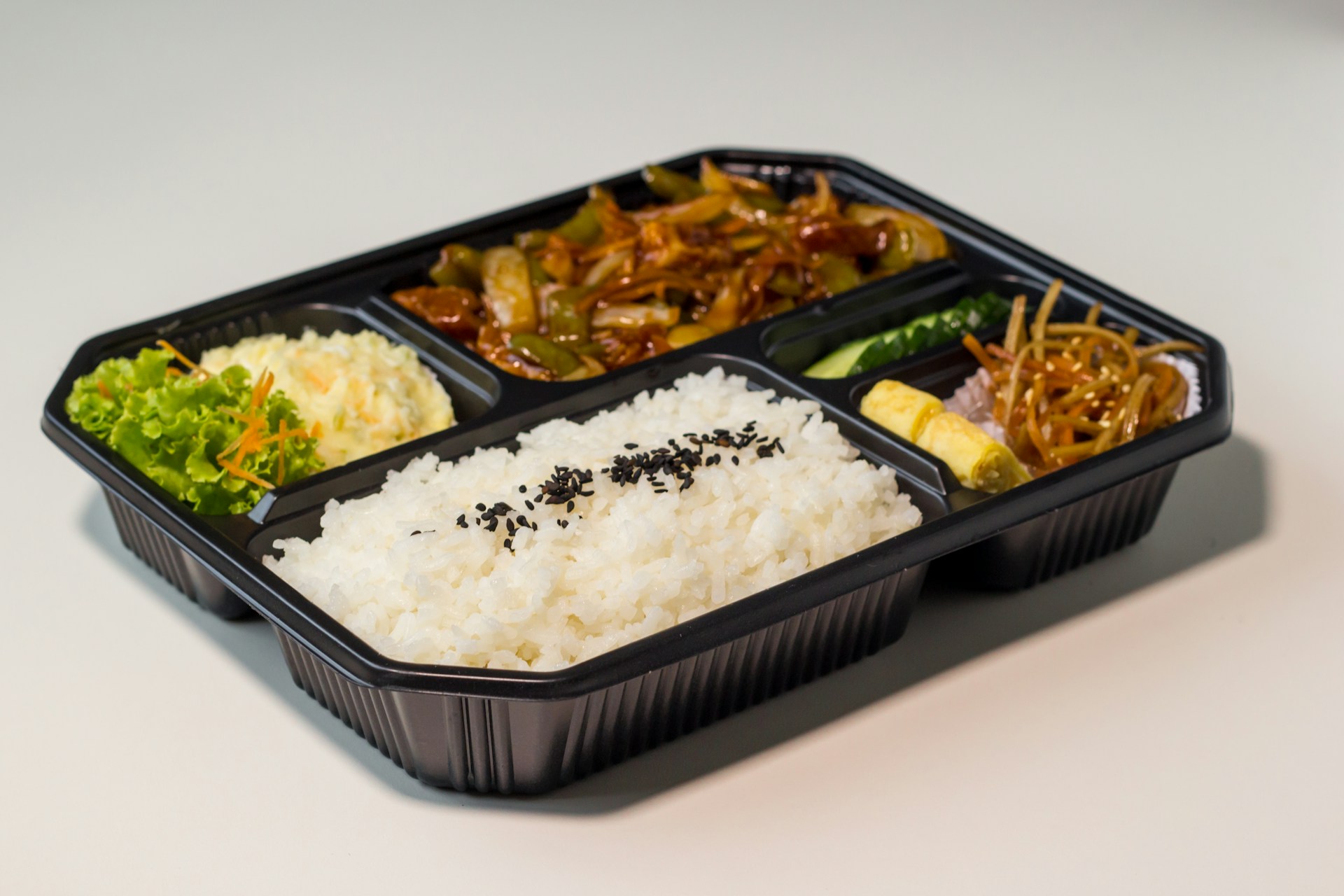 Cek kesesuaian harga dengan variasi menu dan kualitas makanan