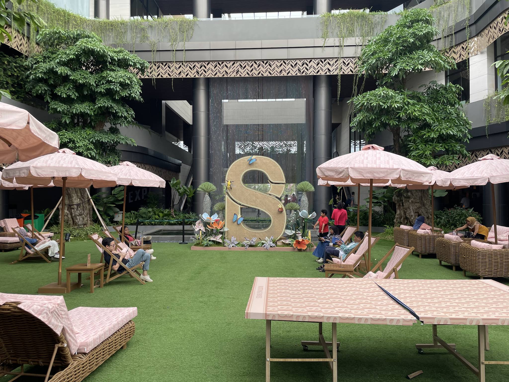 Hangout di Mall Tengah Hutan Kota