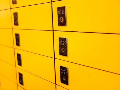 Simpan di Safe Deposit Box Bank