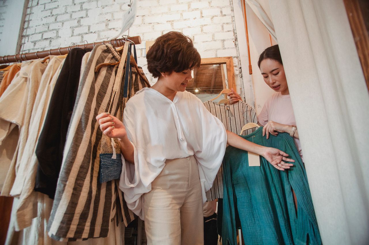 Mix and match dengan outfit lama yang masih bagus