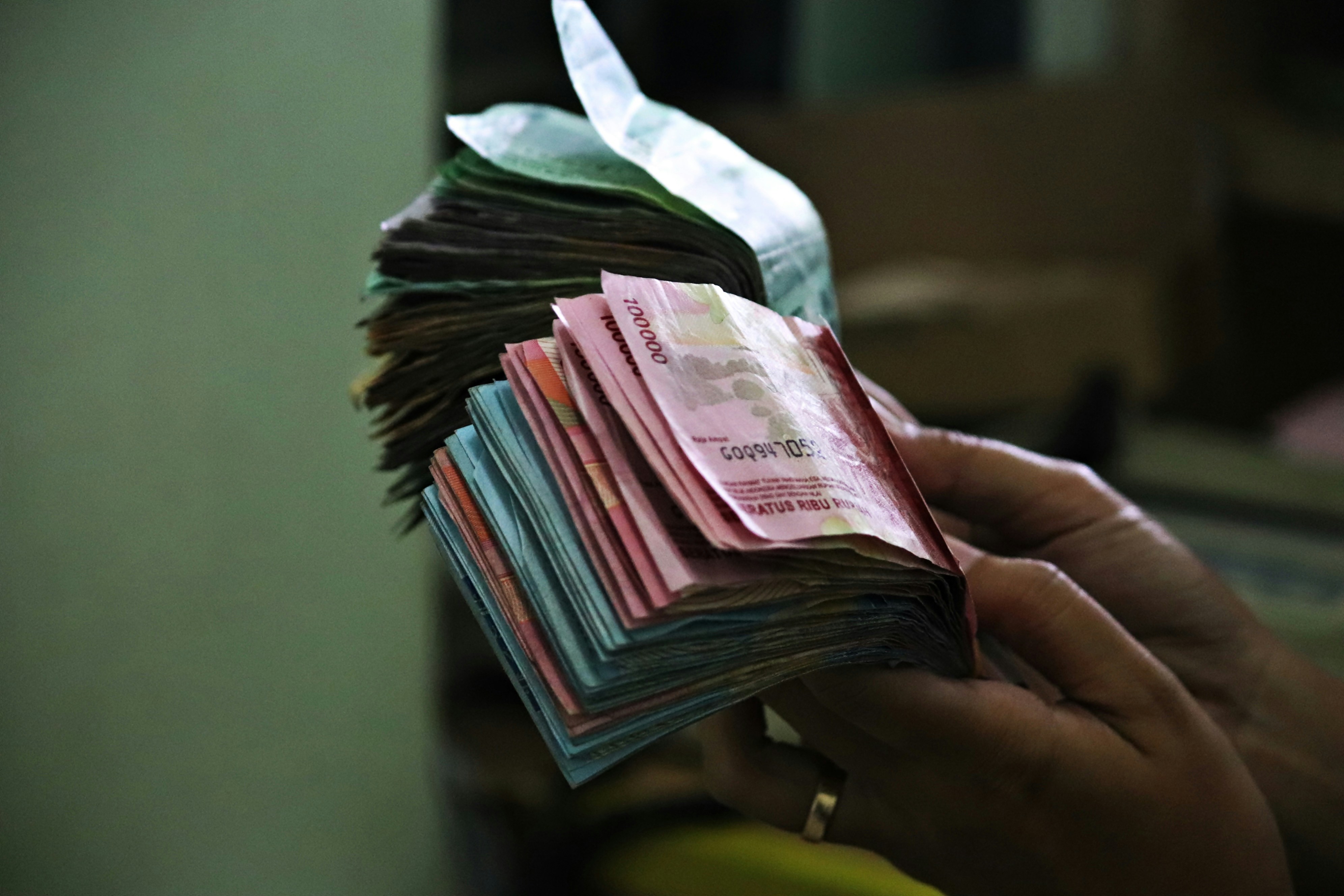 Sisihkan dana khusus dari pemasukan bulanan 