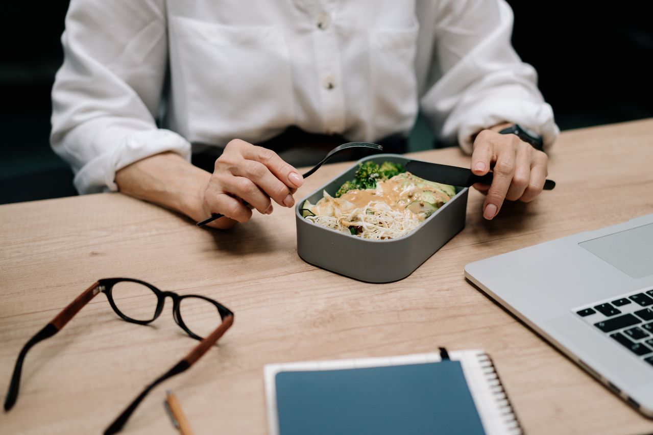 Pesan katering hanya untuk makan siang di kantor