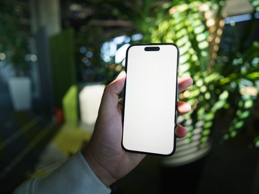 Pastikan layar HP udah cukup terang