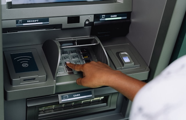 Jadi Jarang Tarik Tunai di ATM 