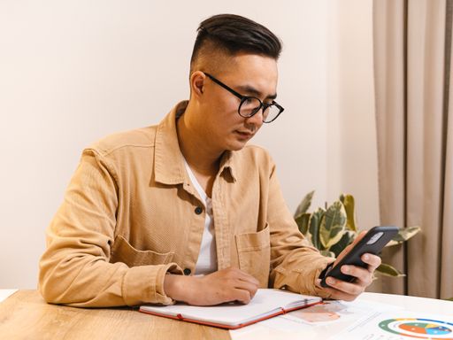 Gunakan filter kategori dan rentang waktu transaksi