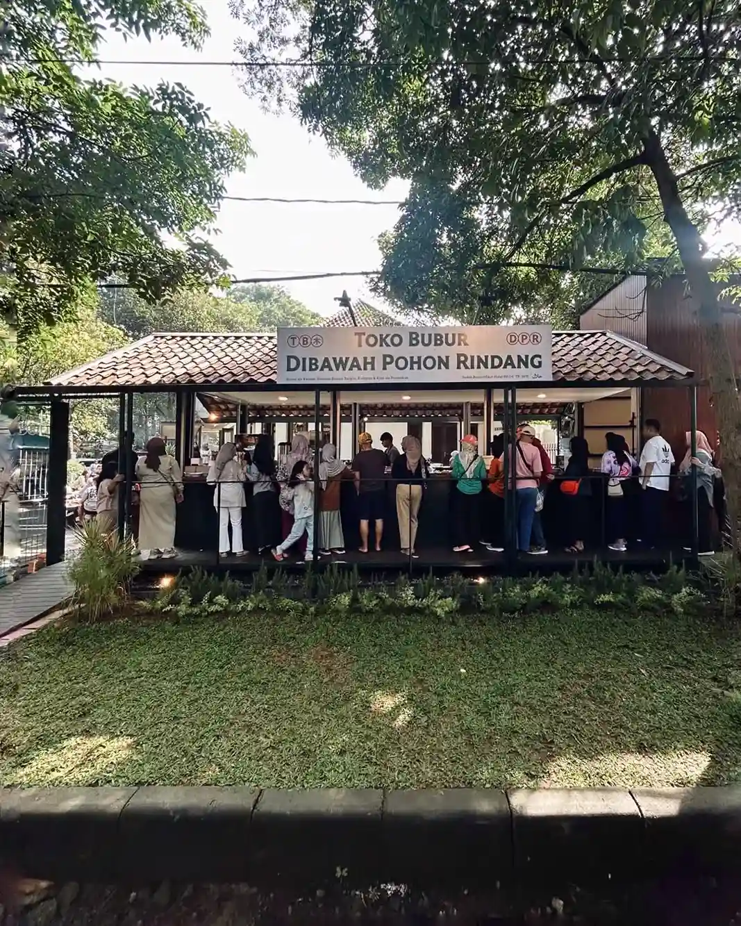 Toko Bubur di Bawah Pohon Rindang Cibeunying Makanan Viral di Bandung Blog GoPay