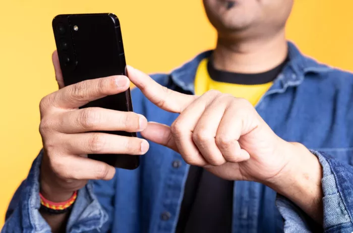 Periksa Kondisi Ponsel dan Kamera Item Checklist Sebelum Traveling Blog GoPay