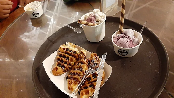 Glatos Gelatos and Burger Pekapuran