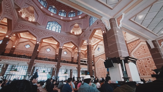 Mendengarkan Ceramah Agama