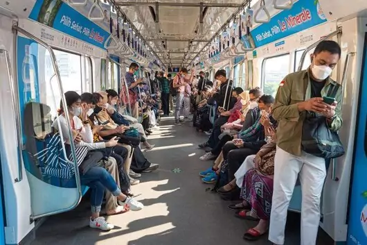 Gunakan Transportasi Umum & Jalan Kaki Tips Liburan Low Budget Blog GoPay
