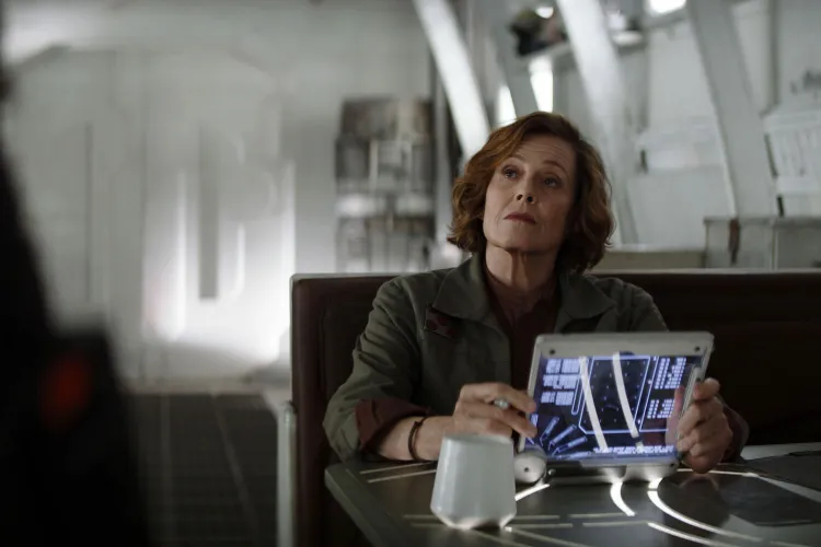 Sigourney Weaver Muncul sebagai Petinggi New Republic