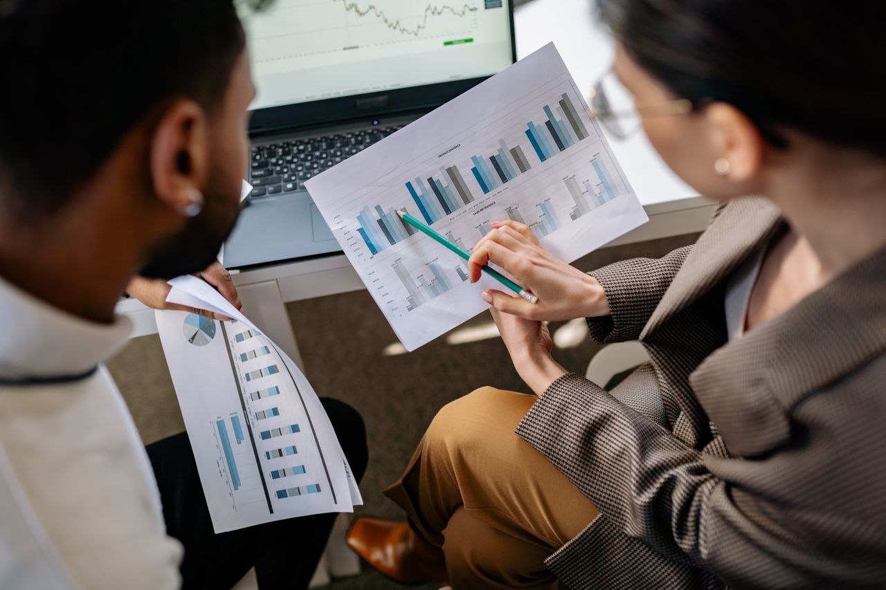 Menekan harga saham sektor konsumsi dan ritel 