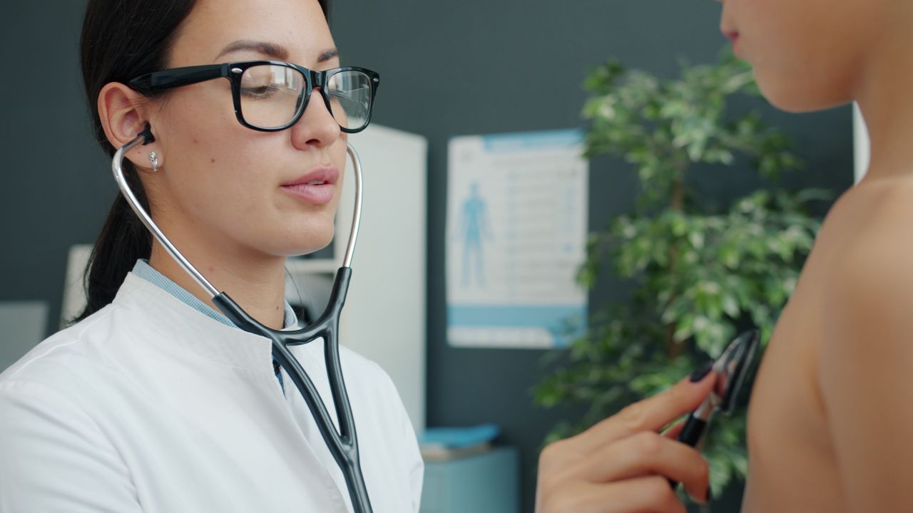 Biaya Konsultasi Dokter Umum vs Spesialis Anak